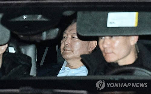 (과천=연합뉴스) 임화영 기자 = 내란 우두머리 혐의로 고위공직자범죄수사처에 체포된 윤석열 대통령이 15일 오후 경기 과천시 공수처에서 조사를 마치고 서울구치소로 이동하고 있다. 2025.1.15 [공동취재] hwayoung7@yna.co.kr