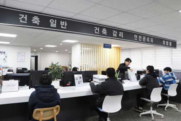 김포소방서 민원실의 직원들이 민원에 응대하고 있다. 김포소방서 제공