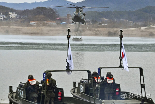 육군 제7공병여단, 치누크 헬기를 이용한 혹한기 제병협동 도하훈련 [포토뉴스]