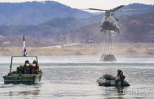 육군 제7공병여단, 치누크 헬기를 이용한 혹한기 제병협동 도하훈련 [포토뉴스]