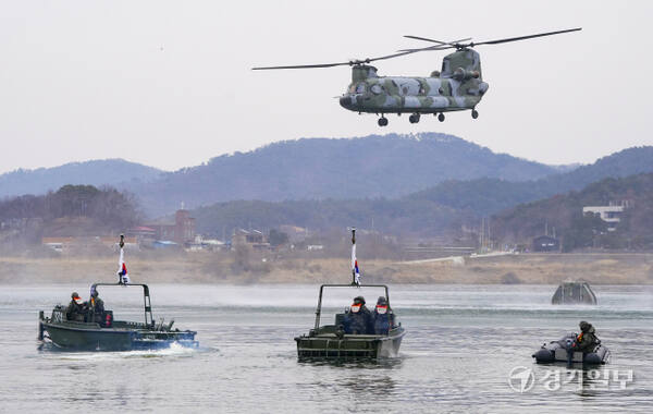 육군 제7공병여단, 치누크 헬기를 이용한 혹한기 제병협동 도하훈련 [포토뉴스]