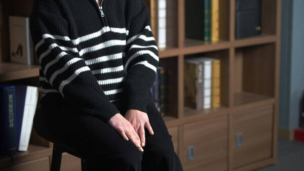 지난달, 네 아이의 엄마인 20대 주부 D씨(남양주)는 집을 마련하기 위해 대출을 알아보던 중 '토스뱅크 담당자'라는 김모씨에게 연락을 받았다. 김씨는 D씨에게 "거래 내역이 부족해 당장은 대출이 어려우니 부업을 하며 거래 내역을 만들어보는 건 어떻겠느냐"고 제안했다. 하루 12번씩 유튜브 영상을 시청하고 캡처하라는 내용이었다. 이후 부업은 '고수익 미션'으로 연결됐다. 수백만 원의 수익금이 걸린 미션을 진행하면 모든 결과는 '실패'로 이어졌다. 끝내 원금조차 출금하지 못한 D씨는 7천600만 원을 잃고 경찰에 신고를 접수했다. 허수빈PD