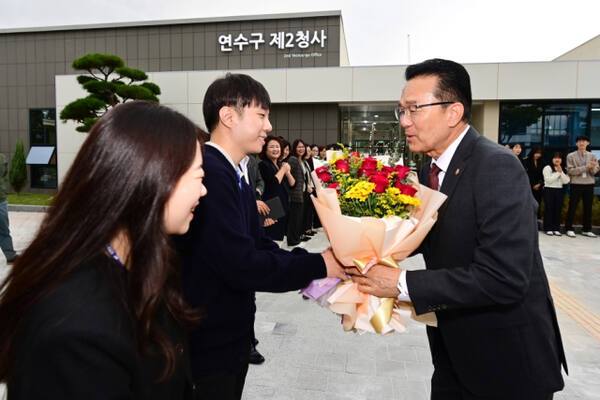 이재호 연수구청장이 연수구 제2청사를 찾아 직원들을 격려하고 있다. 연수구 제공