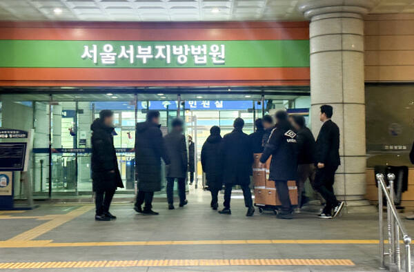 고위공직자범죄수사처(공수처)가 17일 서울서부지법에 윤석열 대통령의 구속영장을 청구했다. 이날 오후 공수처 수사관들이 서울 마포구 서울서부지방법원으로 자료를 가지고 들어가고 있다. 연합뉴스