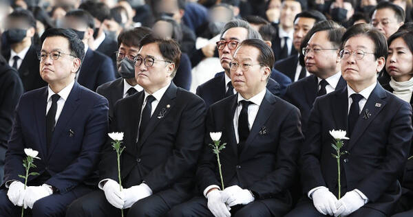 18일 전남 무안국제공항에서 열린 ‘12·29 제주항공 여객기 참사 희생자 합동 추모식’ 모습. 앞줄 왼쪽부터 최상목 대통령 권한대행, 우원식 국회의장, 권영세 국민의힘 비상대책위원장, 이재명 더불어민주당 대표. 연합뉴스