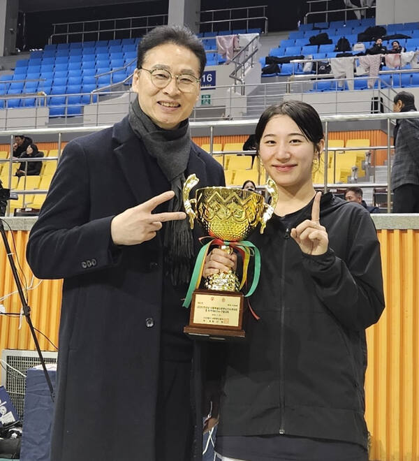 2025 전국남녀종목별오픈펜싱선수권대회 겸 국가대표선수선발대회 여자 사브르서 우승한 김정미가 이현수 감독과 시상식 후 기념촬영을 하고 있다.안산시청 제공