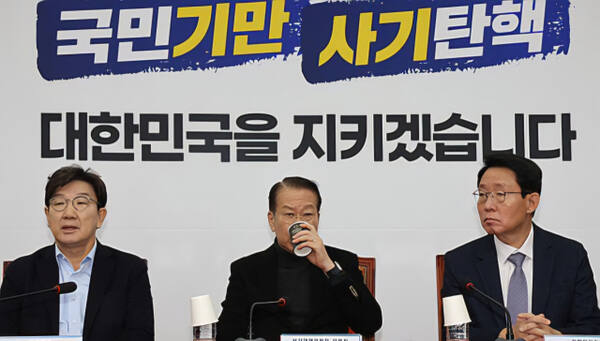 국민의힘 권영세 비상대책위원장과 권성동 원내대표 등 지도부가 윤석열 대통령에 대한 2차 체포영장 집행이 시작된 15일 새벽 서울 여의도 국회에서 긴급 비상대책위원회의를 하고 있다. 연합뉴스