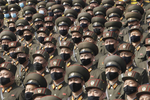 지난 2020년 코로나바이러스 전파를 막기 위해 마스크를 쓰고 평양 김일성 광장에 도열한 북한군 병사들. 연합뉴스 AP