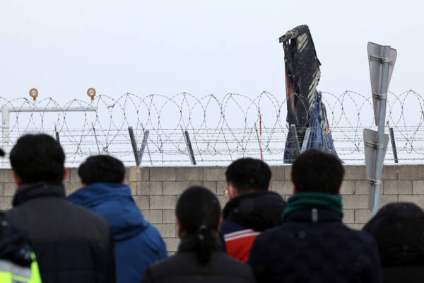 무안국제공항에서 유가족들이 사고 현장을 찾아 기체를 바라보고 있는 모습. 연합뉴스