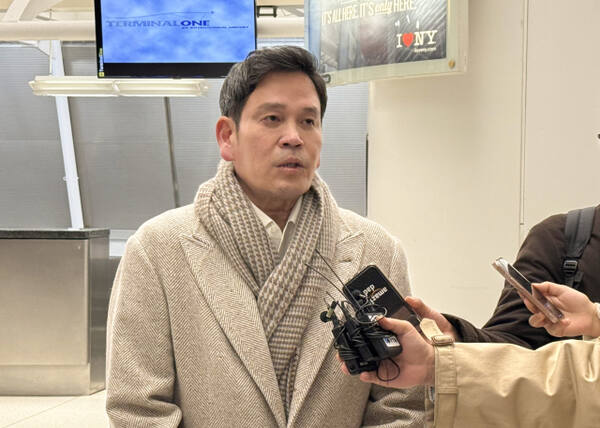 정용진 신세계그룹 회장이 지난 18일(현지시간) 미국 뉴욕 JFK국제공항에서 취재진과 인터뷰하고 있다. 연합뉴스