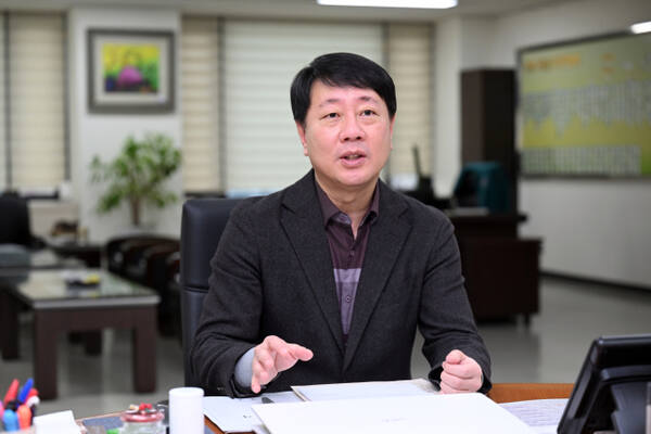차준택 인천 부평구청장이 신년인터뷰를 통해 2025년 역점사업을 설명하고 있다. 조병석 기자