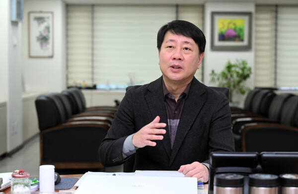 차준택 인천 부평구청장이 신년인터뷰를 통해 2025년 역점사업을 설명하고 있다. 조병석 기자