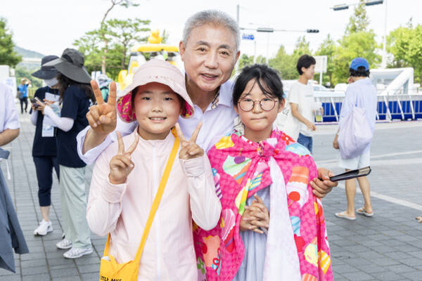 윤환 인천 계양구청장이 지난해 계양아라온 워터축제에 참여해 어린이들과 함께 기념촬영을 하고 있다. 계양구 제공