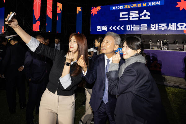 윤환 인천 계양구청장이 계양구민의 날 행사에서 지역 청년들과 소통하고 있다. 계양구 제공