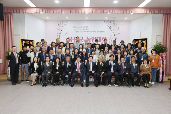 지난 2024년 옹진군농업대학 교육을 마친 수료생들이 기념사진을 촬영하고 있다. 옹진군 제공