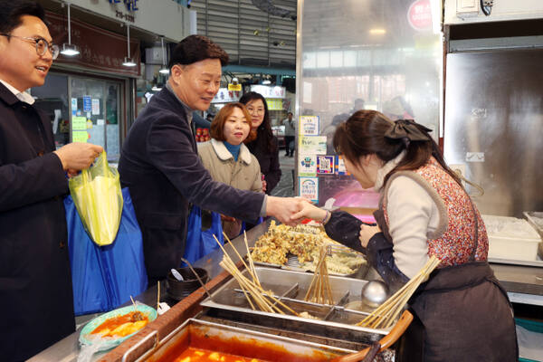 경기도의회 더불어민주당 대표단이 20일 수원 영통구 구매탄시장에서 설 명절 필요한 물건을 구매하고 상인들과 대화를 나누고 있다. 경기도의회 제공.
