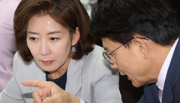 지난해 7월 국회에서 열린 글로벌외교안보포럼 창립총회 및 기념 특강에 참석한 국민의힘 당권주자인 나경원, 윤상현 의원이 대화하고 있다. 연합뉴스