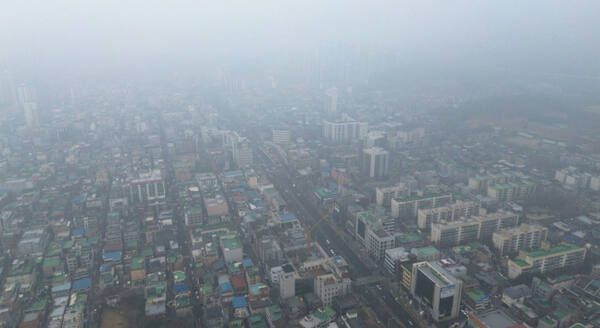절기상 대한인 지난 20일 수도권에 초미세먼지(PM2.5)주의보가 발령된 가운데 수원특례시 도심이 뿌옇게 보이고 있다. 경기일보DB