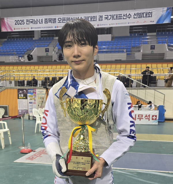 2025 전국남녀종목별오픈펜싱선수권대회 겸 국가대표선수 선발대회 남자 플뢰레 개인전서 대회 2연패를 달성한 이광현. 화성시청 제공