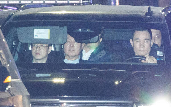 내란 우두머리 혐의로 고위공직자범죄수사처에 체포돼 첫날 조사를 마친 윤석열 대통령이 지난 15일 오후 경기 의왕시 서울구치소로 향하는 모습. 연합뉴스