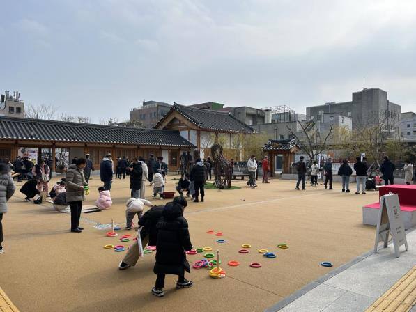 지난해 수원문화재단이 설 연휴 기간 진행한 ‘설맞이 전통놀이마당’ 행사에서 참가자들이 고리던지기를 하고 있다. 수원문화재단 제공
