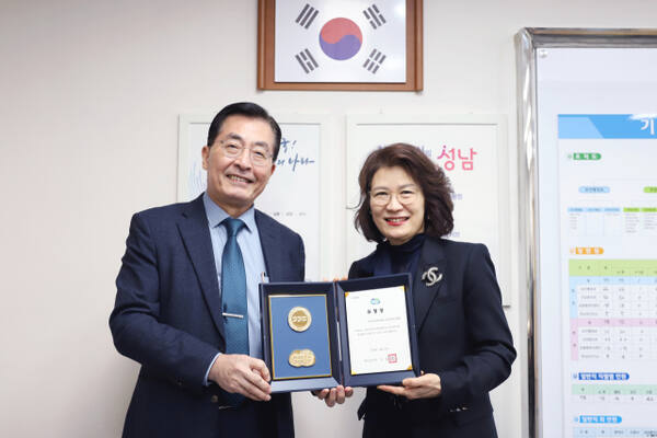 김영탁 분당차여성병원장(왼쪽)이 경기도지사 표창을 받은 뒤 구성수 분당보건소장과 기념촬영을 하고 있다. 분당차병원 제공