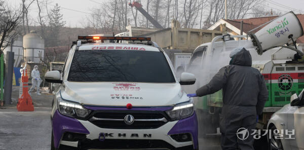 설을 앞두고 양주시 한 양돈 농장에서 아프리카돼지열병이 발생하며 방영당국에 비상이 걸렸다. 아프리카돼지열병 중앙사고수습본부는 지난밤 20일 돼지 5천여 마리를 사육하는 양주시 한 농장에서 들어온 돼지 폐사 신고를 받고 검사를 통해 아프리카돼지열병 발생 사실을 확인했다. 중수본은 양주시와 인접한 연천, 포천, 동두천, 의정부, 고양특례시, 파주 6개 시·군에 있는 양돈 농장과 도축장 등 시설에 대해 어젯밤 9시 반부터 오늘 밤 9시 반까지 24시간 동안 일시 이동중지 명령을 내렸다. 사진은 21일 오후 방역관계자들이 돼지열병이 발생한 양주시 돼지농가를 출입하는 차량에 대해 소독 작업을 벌이는 모습. 윤원규기자