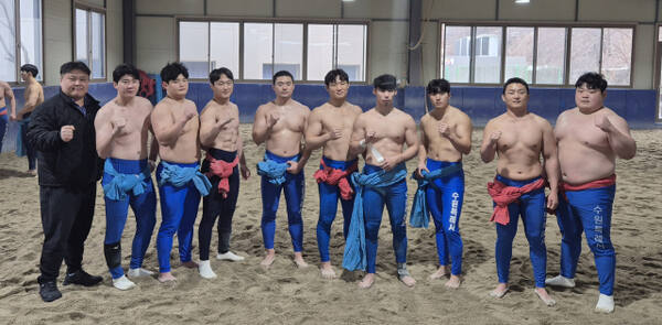 설날장사씨름대회에 출전하는 수원시청 씨름단이 21일 훈련에 앞서 결의를 다지고 있다. 임창만기자