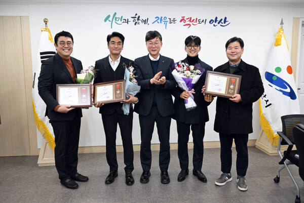 이민근 안산시장이 생활폐기물을 수거하던 중 화재를 목격, 화재를 초기에 진압할 수 있도독 도운 수거원 3명에게 모범시민 표창장을 수여했다. 안산시 제공