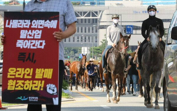 농림축산식품부(이하 농식품부)가 '온라인마권 발매' 서비스의 올해 매출 비중 한도를 지난해와 같은 수준으로 동결하자, 경마업계가 거세게 반발하고 나섰다. 경기일보DB