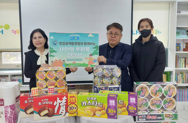 김동구 한강유역환경청장(가운데)이 21일 하남시에 위치한 지역아동센터를 찾아 후원 물품을 전달한 후 기념촬영을 하고 있다. 한강유역환경청 제공