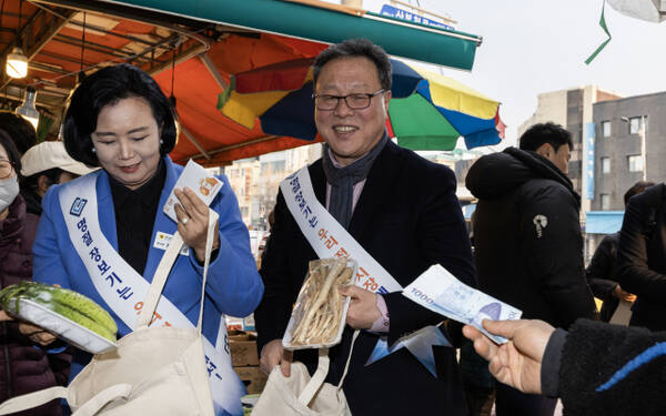 정윤경 경기도의회 부의장과 시석중 경기신용보증재단 이사장이 21일 군포시 산본시장을 찾아 명절 제수용품을 사고 있다. 경기신보 제공.