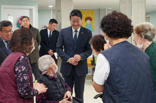 김진경 경기도의회 의장이 21일 시흥 엘림양로원을 방문해 어르신들과 대화를 나누고 있다. 경기도의회 제공.