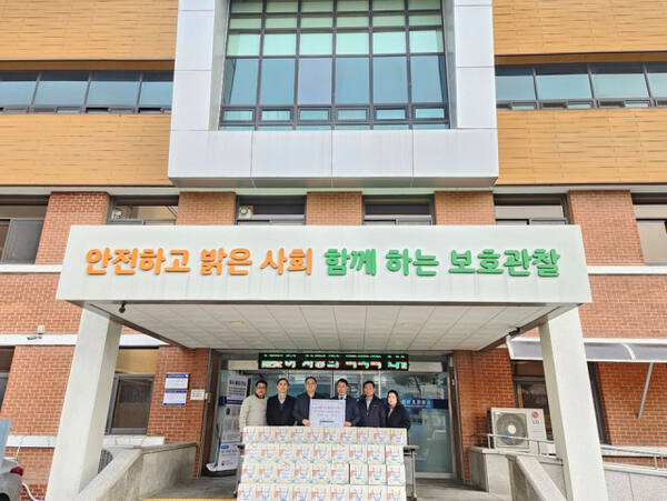 수원보호관찰소가 21일 용인 구성농협으로부터 떡국 떡을 후원받은 뒤 기념사진을 촬영하고 있다. 수원보호관찰소 제공