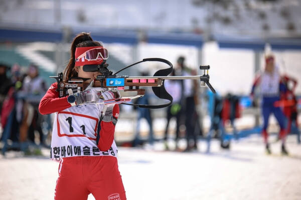 제39회 회장컵 전국바이애슬론대회 여자 일반부 집단출발서 금메달을 획득 한아베마리아가 사격을 하고 있다.포천시청 제공