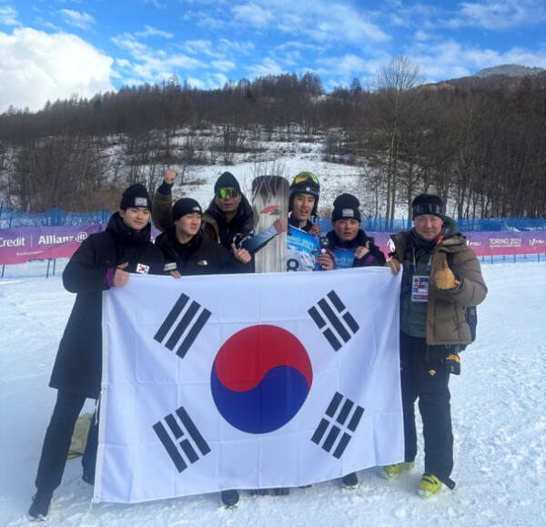 스노보드 알파인 남자 평행 대회전서 은메달을 획득한 마준호(오른쪽에서 세 번째).대한스키·스노보드협회 제공