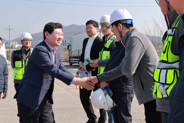 지난해 3월15일 오전 처인구 원삼면 보개원삼로 확장공사 현장을 방문한 이상일 용인특례시장(왼쪽)이 관계자를 격려하고 있다. 용인특례시 제공