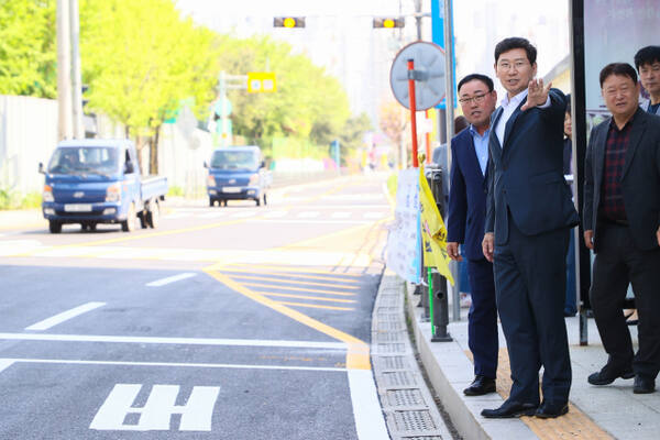 지난해 4월22일 처인구 보평역·장애인종합복지관 버스정류장에서 (왼쪽부터)송종율 처인구청장, 이상일 용인특례시장 등 관계자들이 체험학습 버스 정차 구역을 확인하고 있다. 용인특례시 제공