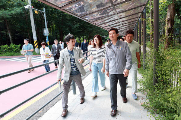 지난해 8월16일 오후 기흥구 보라동 나곡중학교를 찾은 이상일 용인특례시장이 관계자의 설명을 듣고 차양막 설치 현장을 살피고 있다. 용인특례시 제공