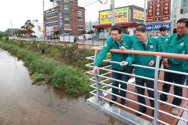 지난해 7월9일 오후 수지구 고기동 고기교 주변을 방문한 이상일 용인특례시장(왼쪽 첫 번째)이 호우 대비 현장점검을 하고 있다. 용인특례시 제공