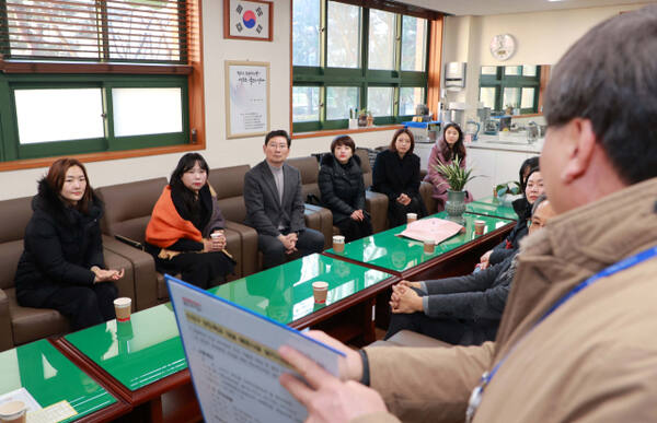 지난해 12월18일 오전 수지구 신촌초등학교를 찾은 이상일 용인특례시장(가운데)이 학교장, 학부모들과 간담회를 열고 의견을 듣고 있다. 용인특례시 제공