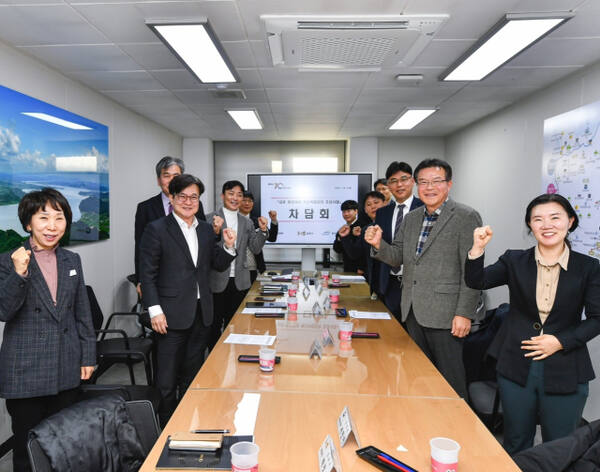 김병수 김포시장을 비롯해 환경부와 한국수자원공사 공무원들이 협업과 소통을 다짐한 뒤 기념촬영을 하고 있다. 김포시 제공