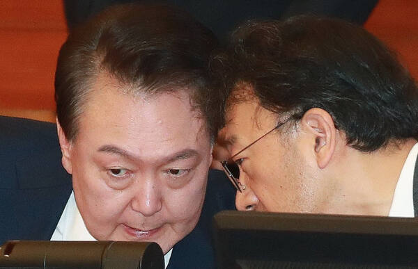 윤석열 대통령이 21일 오후 서울 종로구 헌법재판소에서 열린 탄핵심판 3차 변론에 출석해 차기환 변호사와 대화하고 있다. 연합뉴스