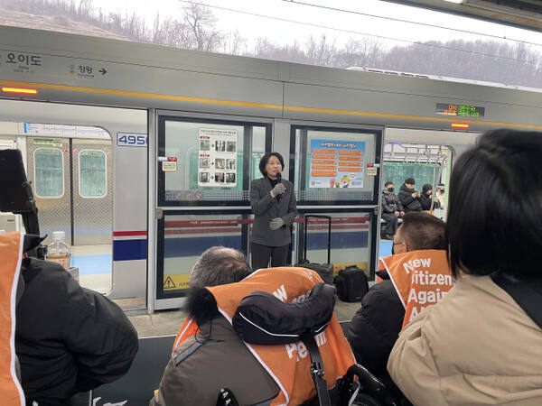 22일 시흥시 오이도역에서 열린 ‘오이도역 리프트 추락 사고 24주기 기자회견’에서 두 번째 발언자로 나선 서미화 의원(더불어민주당·비례)이 장애인 이동권을 법 개선 등을 연설하고 있다. 정예은 인턴기자