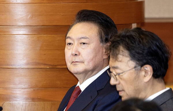 윤석열 대통령이 지난 21일 오후 서울 종로구 헌법재판소에서 열린 탄핵심판 3차 변론에 출석한 모습. 연합뉴스