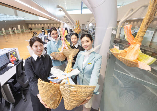 대한항공 객실승무원 등 직원들이 인천공항 제2여객터미널 대한항공 카운터에서 기념촬영을 하고 있다. 대한항공 제공