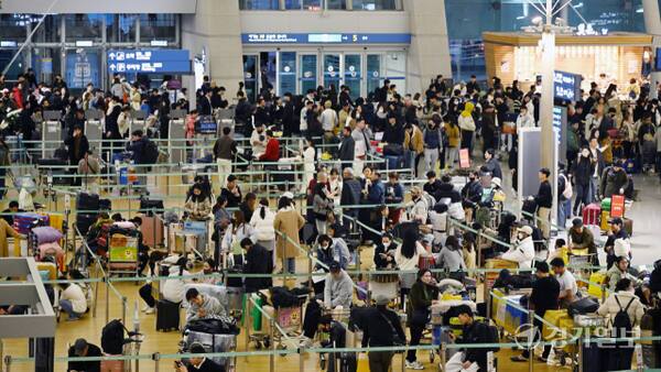23일 오전 인천국제공항 제1여객터미널 출국장이 이용객들로 붐비고 있는 모습으로 기사 본문과 구체적인 관련 없음. 조병석기자