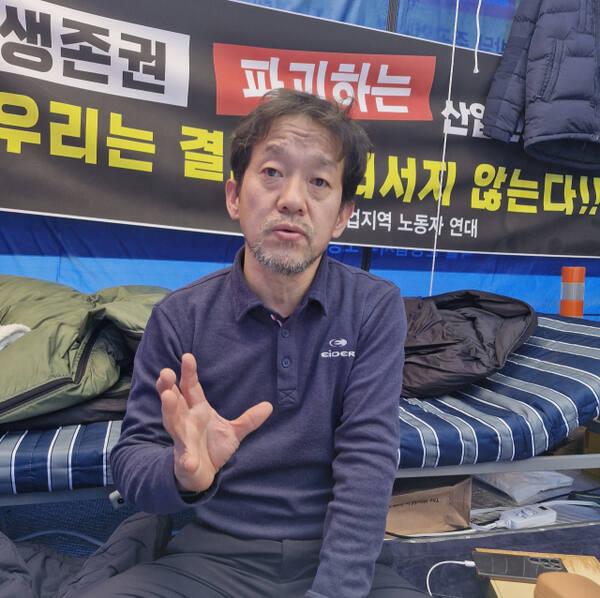 홍순철 노루페인트 노동조합위원장이 23일 안양시청 앞에서 안양 박달 준공업지역 개발행위 제한 결정에 반발하며 천막농성을 벌이고 있다. 노루페인트 노동조합 제공