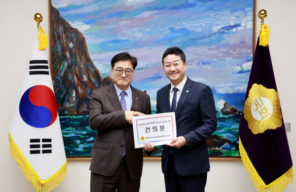 김진경 경기도의회 의장(오른쪽)이 우원식 국회의장에게 지방의회법 제정 등의 내용을 담은 건의문을 전달하고 기념촬영을 하고 있다. 경기도의회 제공