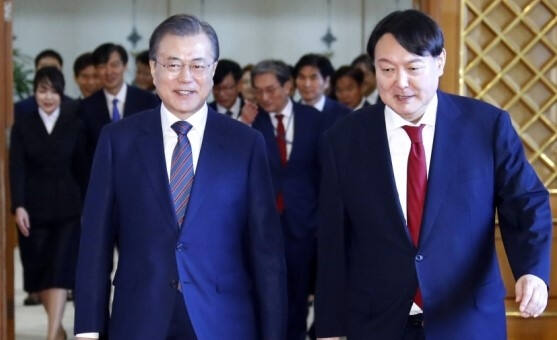 문재인 전 대통령이 지난 2019년 7월 청와대에서 윤석열 당시 신임 검찰총장에게 임명장을 수여한 뒤 함께 환담장으로 이동하고 있다. 연합뉴스
